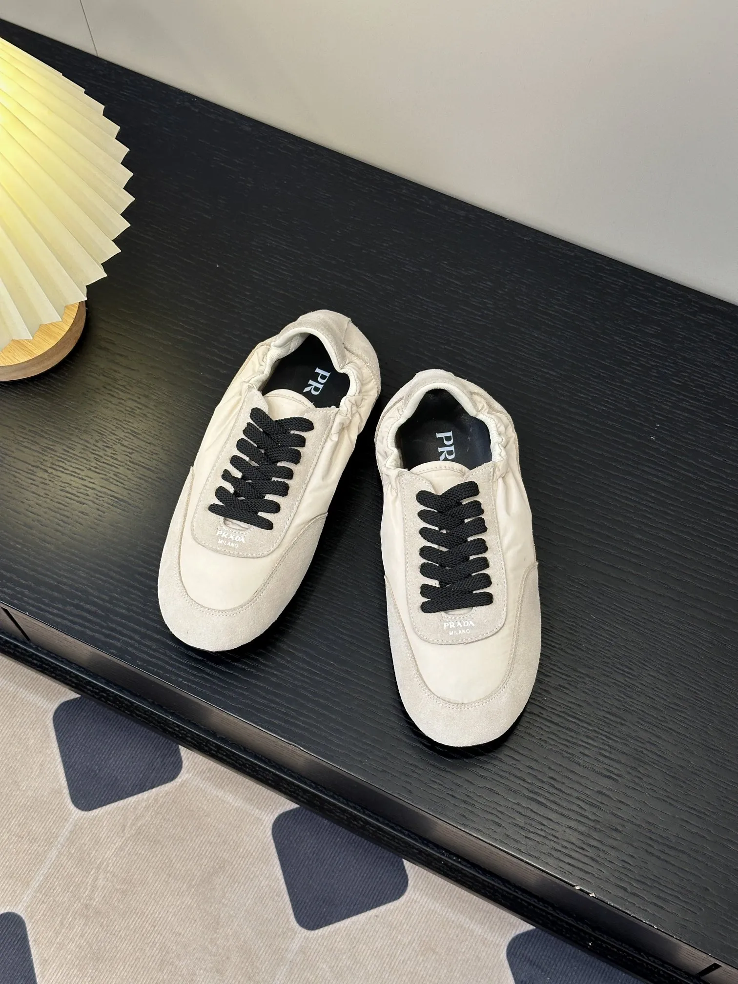 👟👟Ex-factory price 420👟👟 💠𝐏𝐑𝐀𝐃𝐀#Prada catwalk style lightweight thin-soled new moral training shoes casual shoes💠 outsole molded TPU❣️not made of rubber! The suede upper is textured, and the inner sheepskin is wrapped, which is soft and waxy. The insole is thickened with lambskin, which is extremely comfortable to step on, has a sense of support, and feels well wrapped. The shoe shape is full of wrapping, light, easy to wear, and practical. It is a casual shoe that makes you taller and longer legs! White is clean and refreshing, needed all year round, and can be easily worn with skirts and trousers. Upper: imported suede/original molded fabric. Lining: sheepskin. Outsole: TPU outsole! Different from cheap rubber soles on the market! Code number: 35-40 (40 customized)